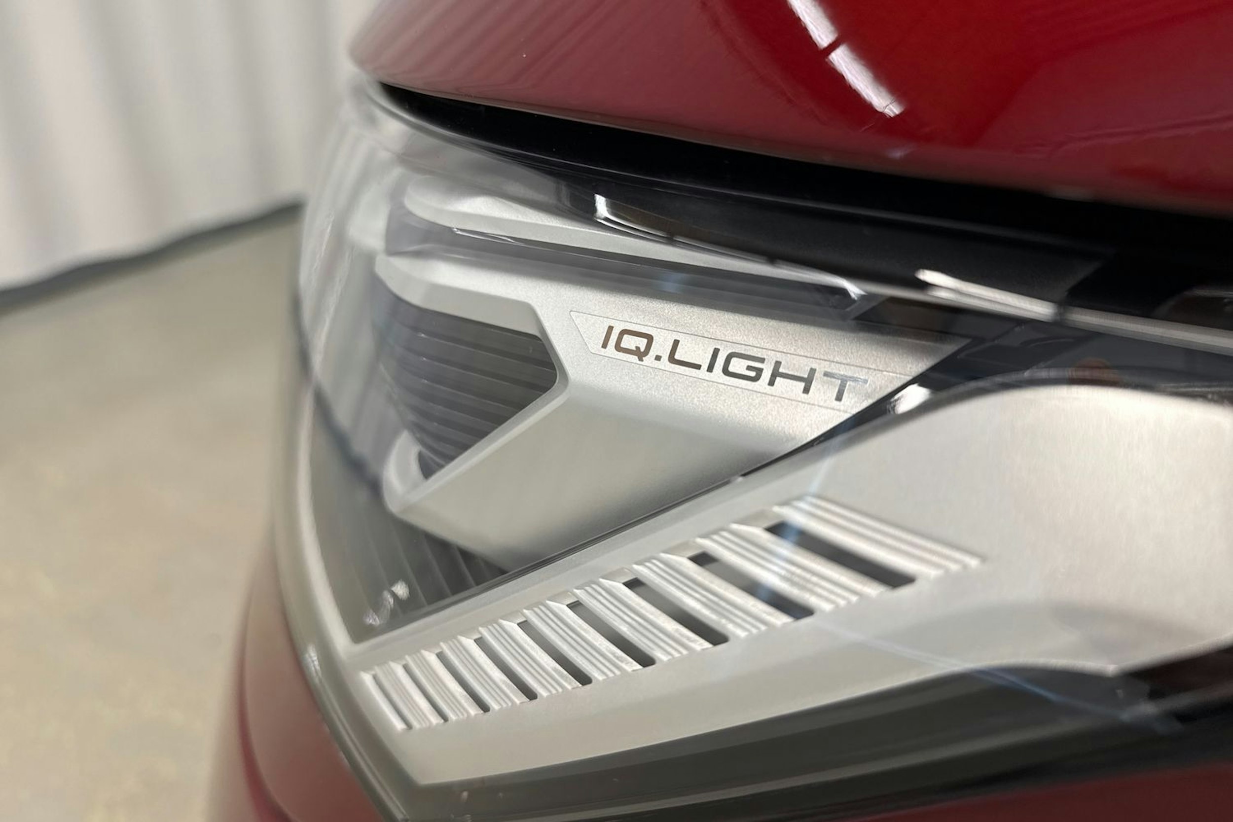 punainen Volkswagen Multivan 2023 kuva 32.