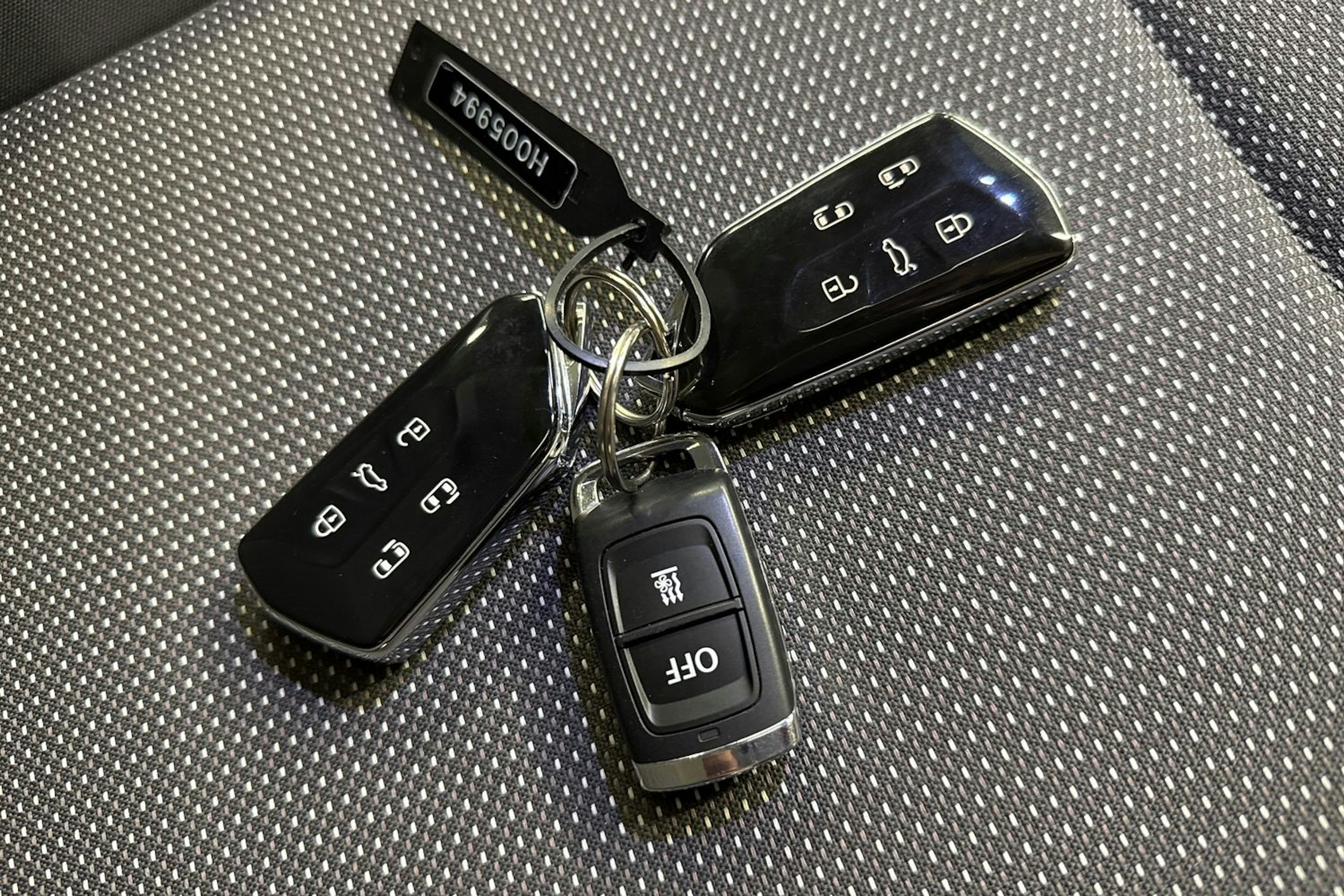 punainen Volkswagen Multivan 2023 kuva 33.