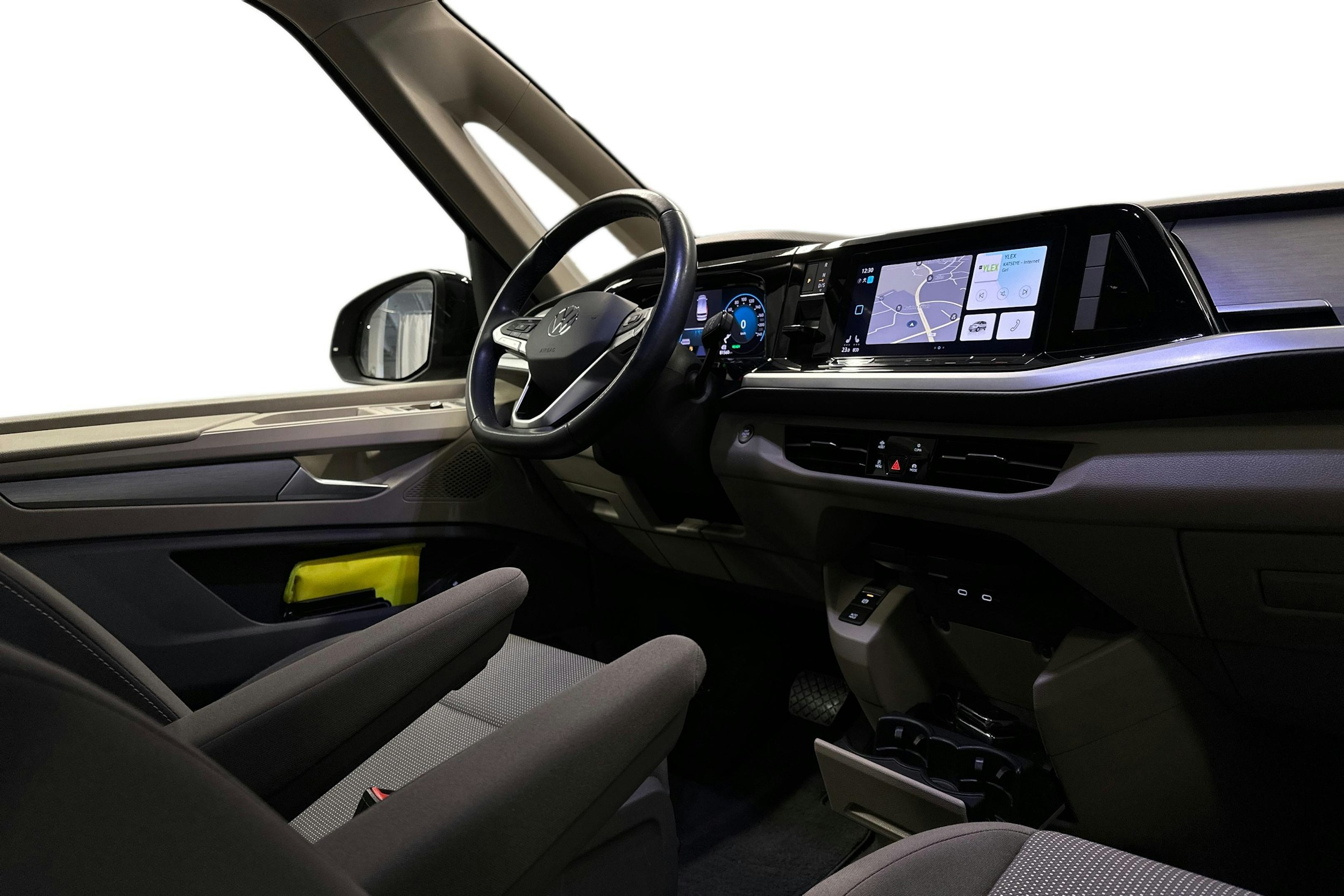 harmaa Volkswagen Multivan 2023 kuva 9.