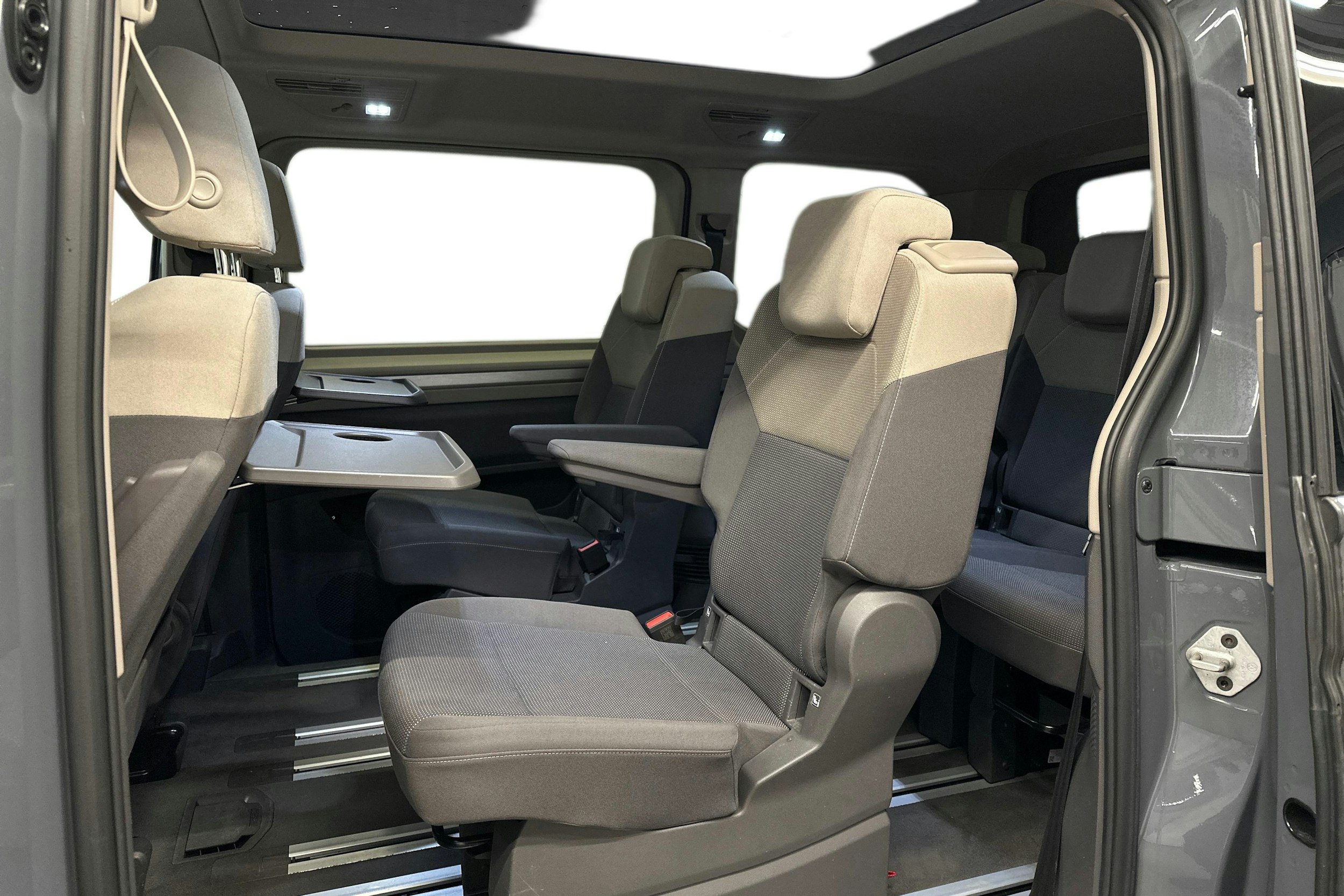 harmaa Volkswagen Multivan 2023 kuva 11.