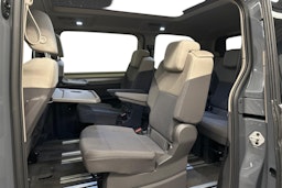 harmaa Volkswagen Multivan 2023 kuva 11.