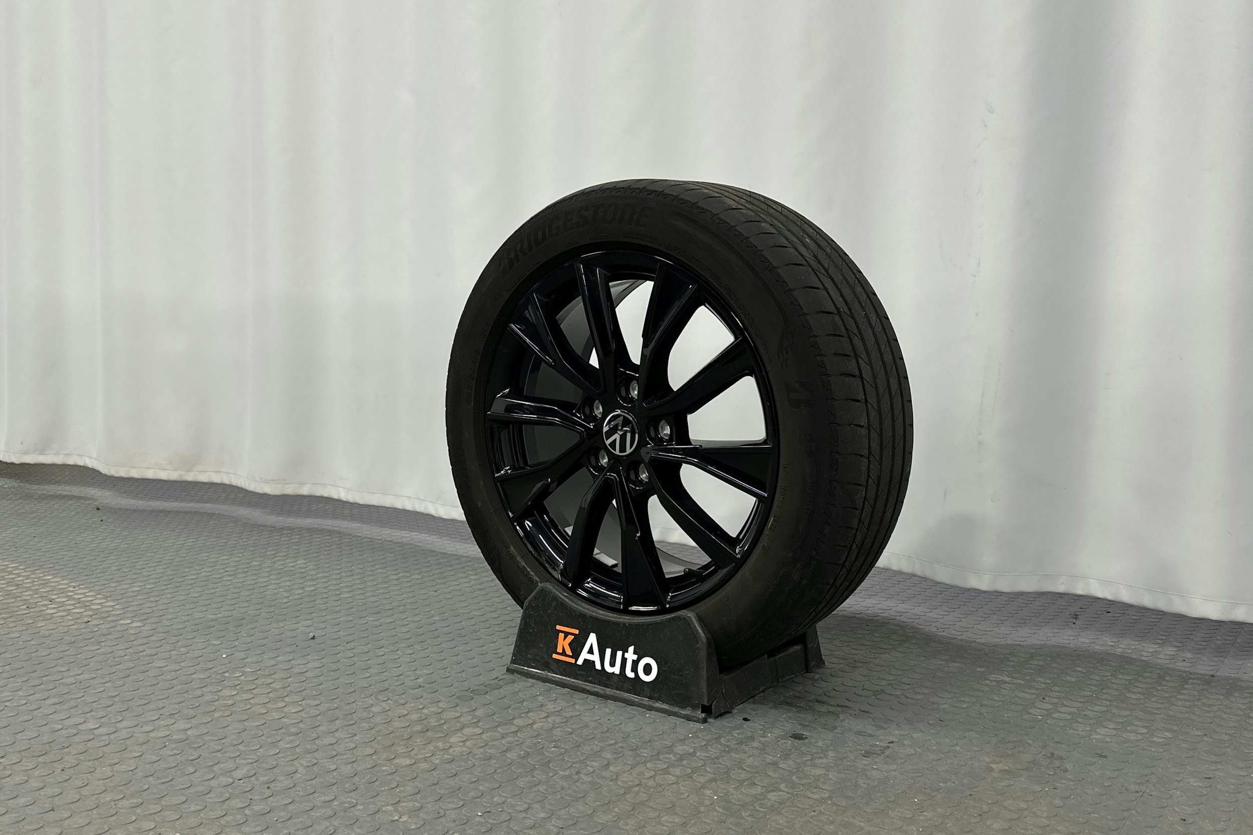 harmaa Volkswagen Multivan 2023 kuva 13.