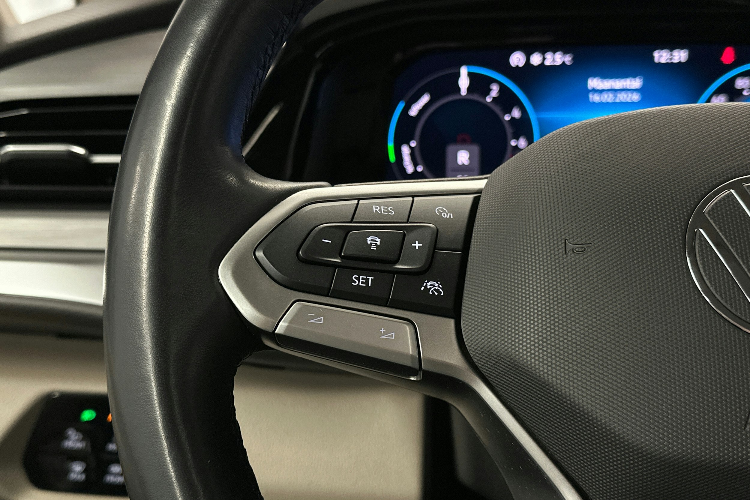 harmaa Volkswagen Multivan 2023 kuva 15.