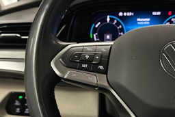 harmaa Volkswagen Multivan 2023 kuva 15.