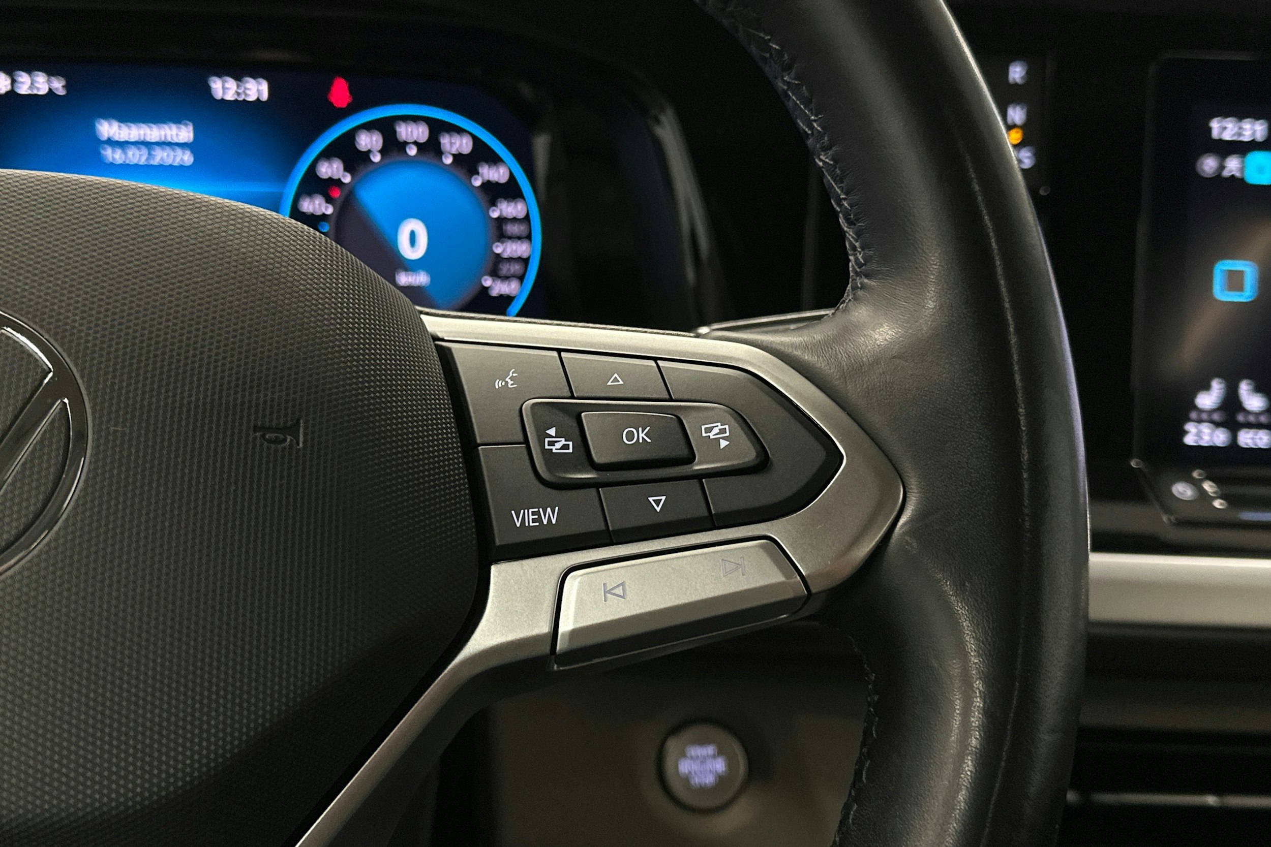 harmaa Volkswagen Multivan 2023 kuva 16.