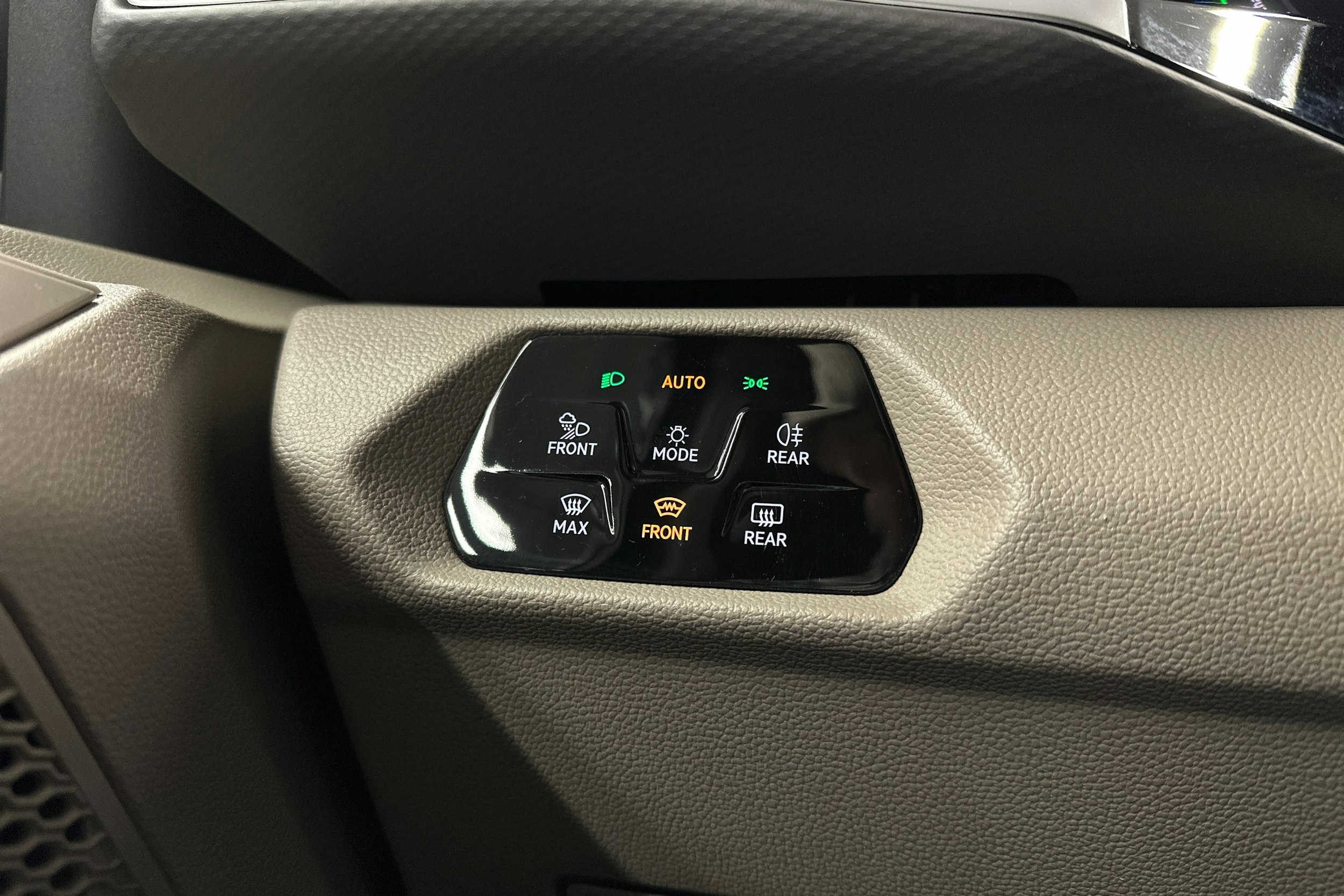 harmaa Volkswagen Multivan 2023 kuva 17.