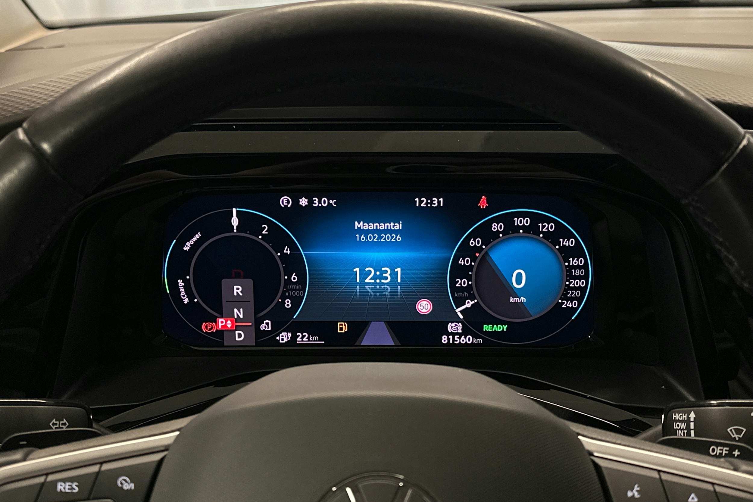 harmaa Volkswagen Multivan 2023 kuva 18.