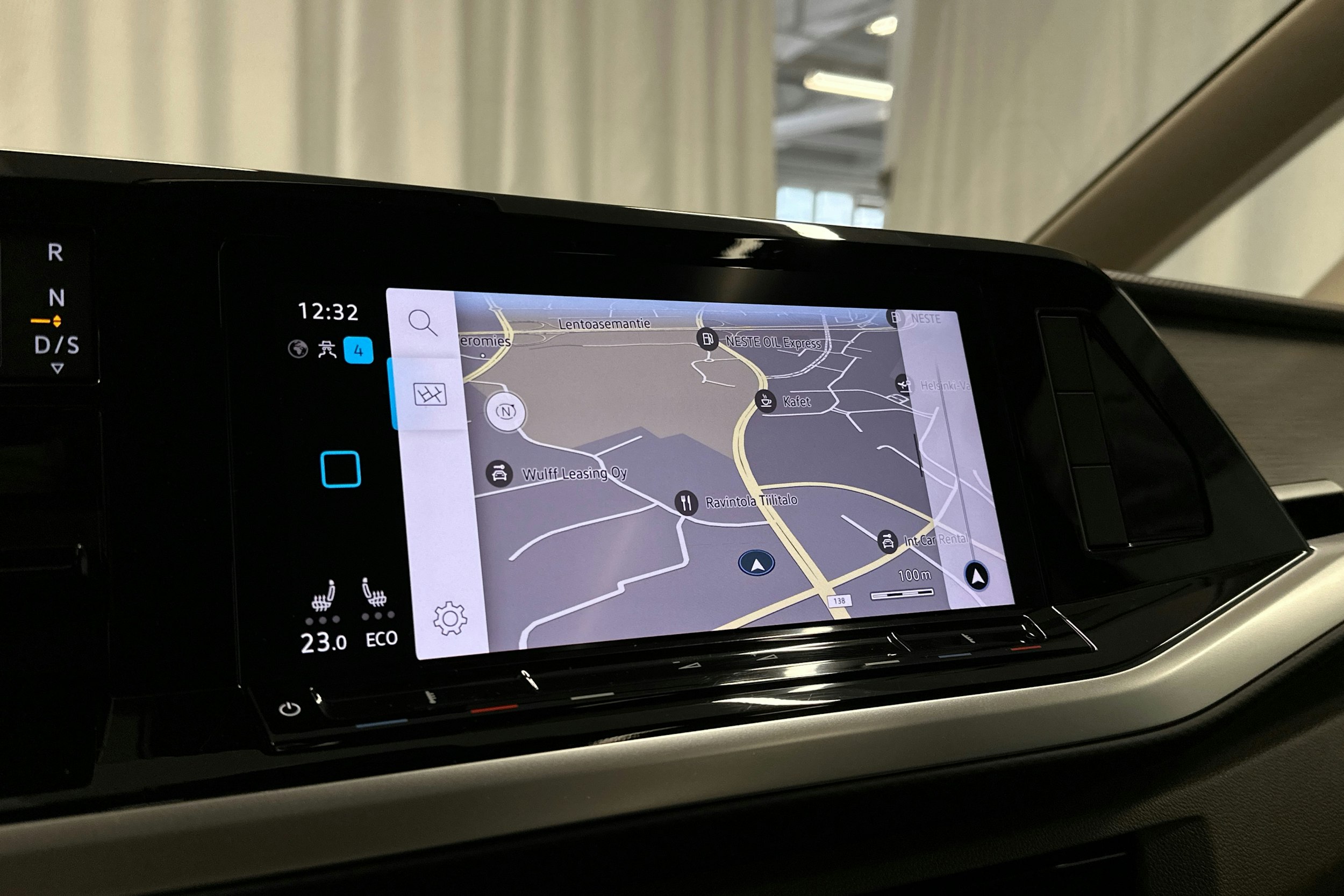 harmaa Volkswagen Multivan 2023 kuva 19.