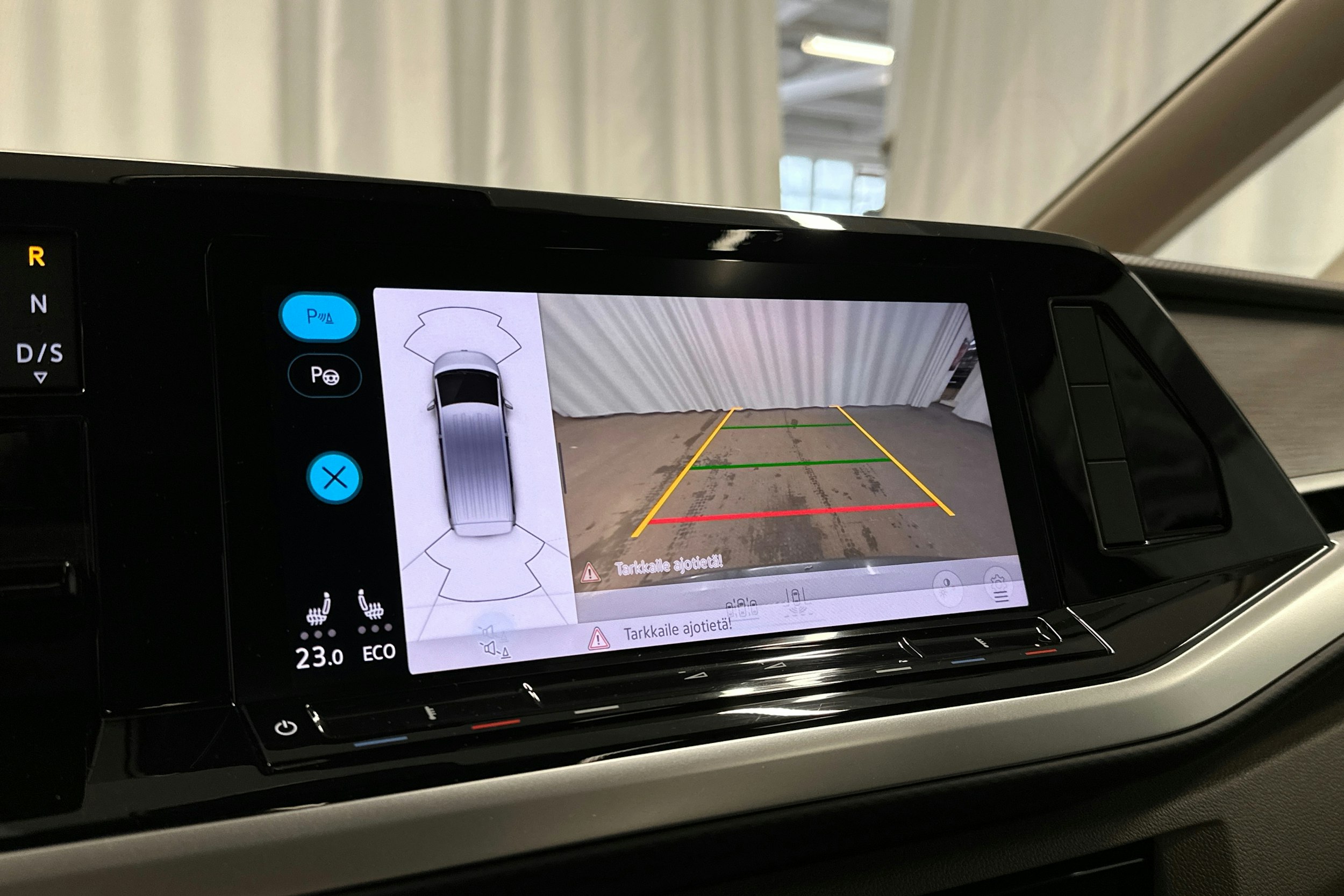 harmaa Volkswagen Multivan 2023 kuva 20.