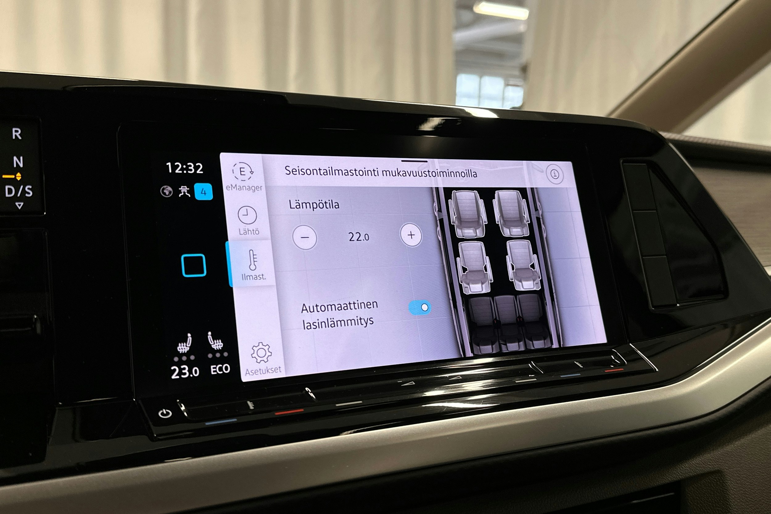 harmaa Volkswagen Multivan 2023 kuva 22.