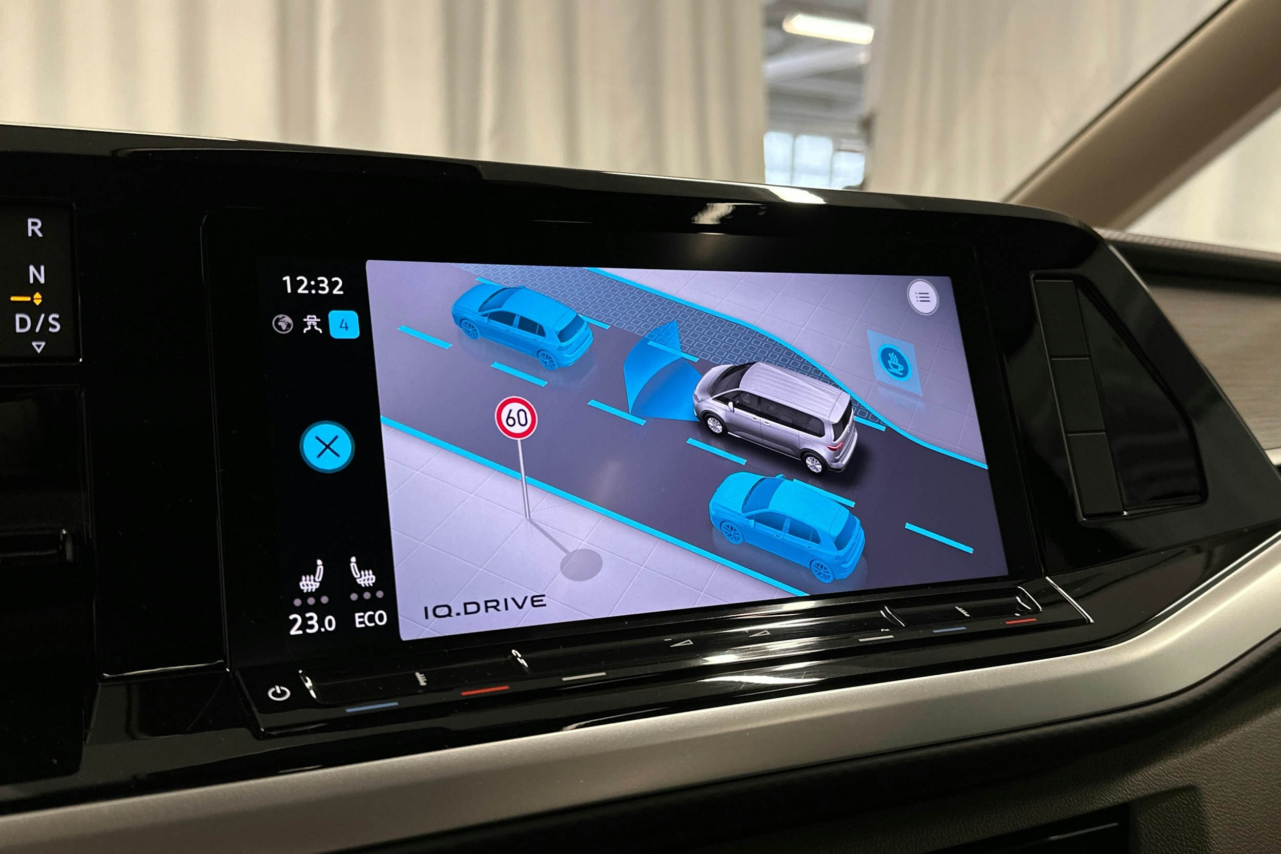 harmaa Volkswagen Multivan 2023 kuva 23.