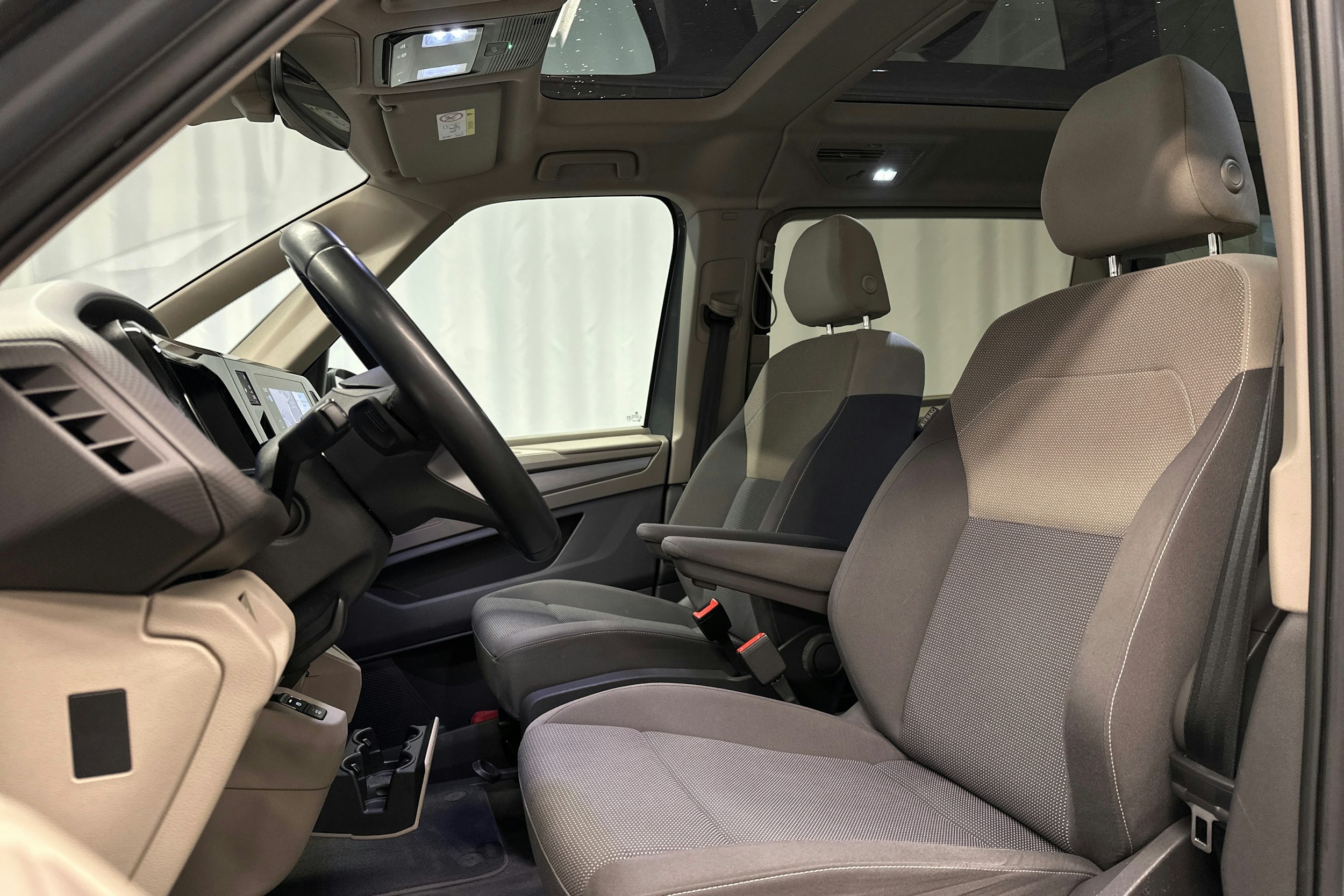 harmaa Volkswagen Multivan 2023 kuva 24.