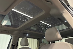 harmaa Volkswagen Multivan 2023 kuva 25.