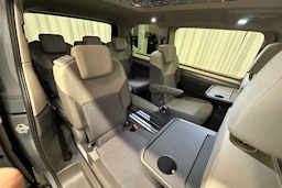 harmaa Volkswagen Multivan 2023 kuva 26.