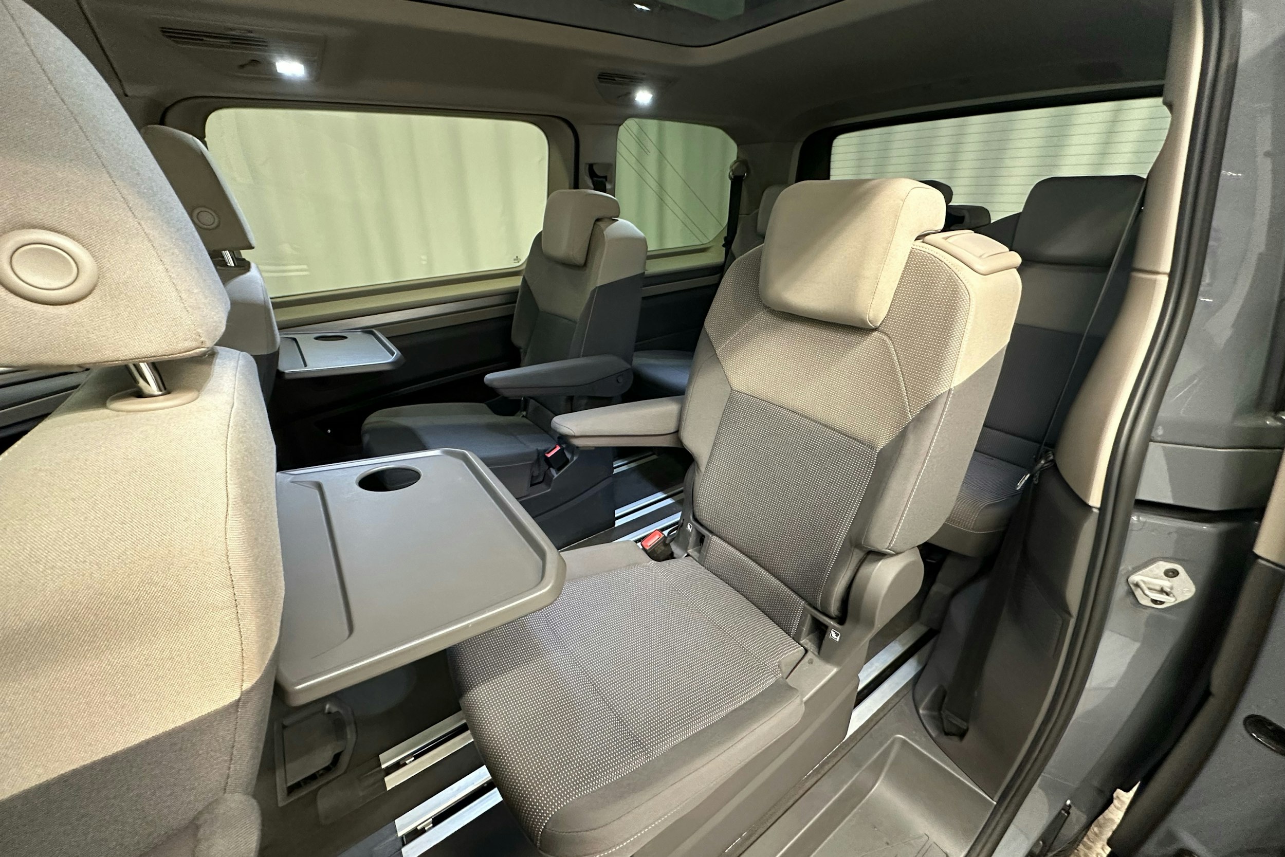 harmaa Volkswagen Multivan 2023 kuva 27.