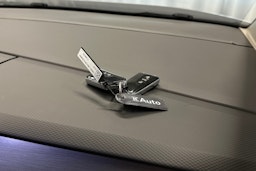 harmaa Volkswagen Multivan 2023 kuva 30.