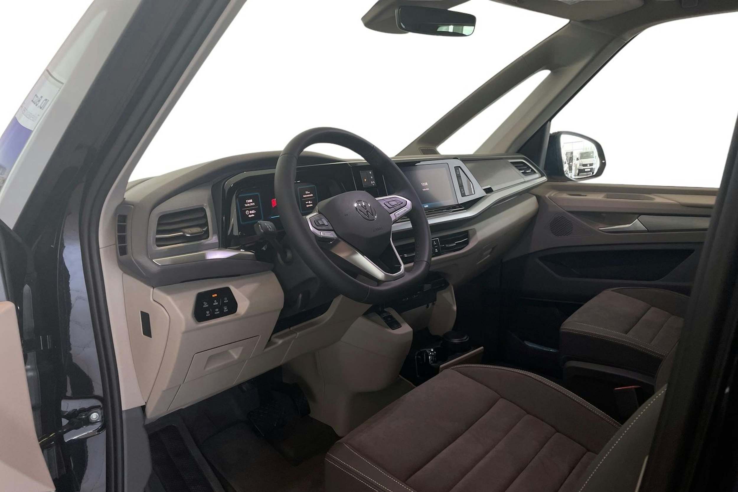 musta Volkswagen Multivan 2025 kuva 8.
