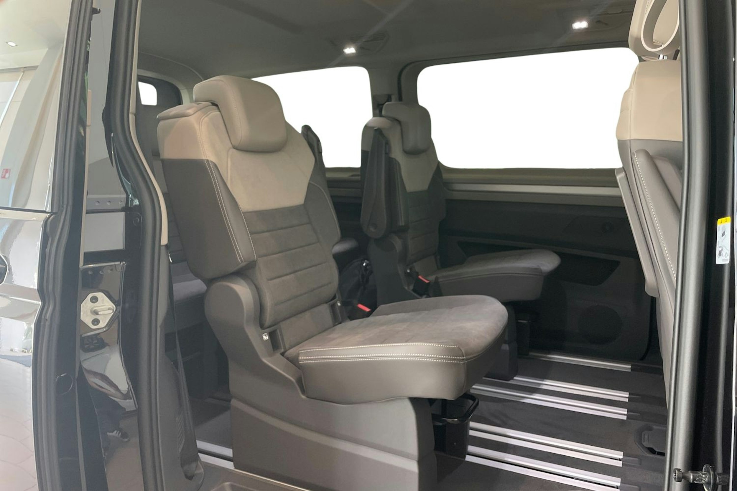 musta Volkswagen Multivan 2025 kuva 10.