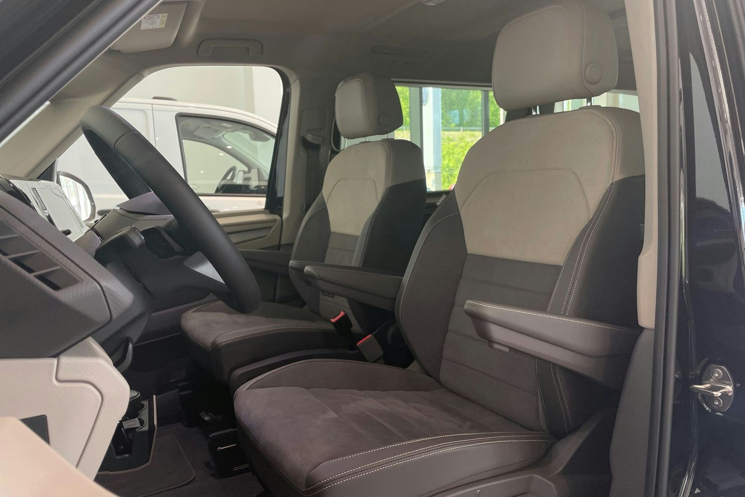musta Volkswagen Multivan 2025 kuva 12.