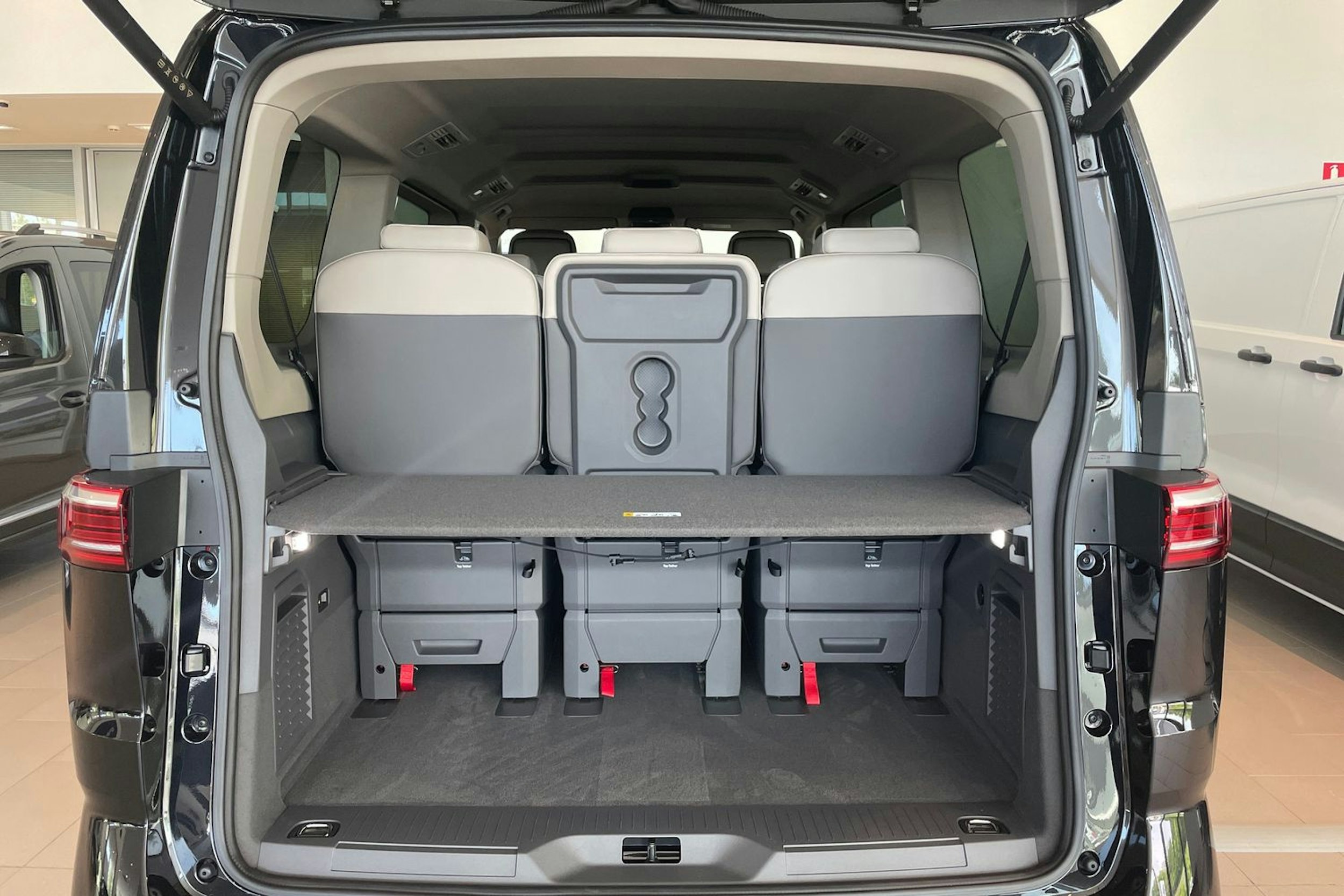 musta Volkswagen Multivan 2025 kuva 13.