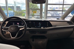 harmaa Volkswagen Multivan 2025 kuva 6.