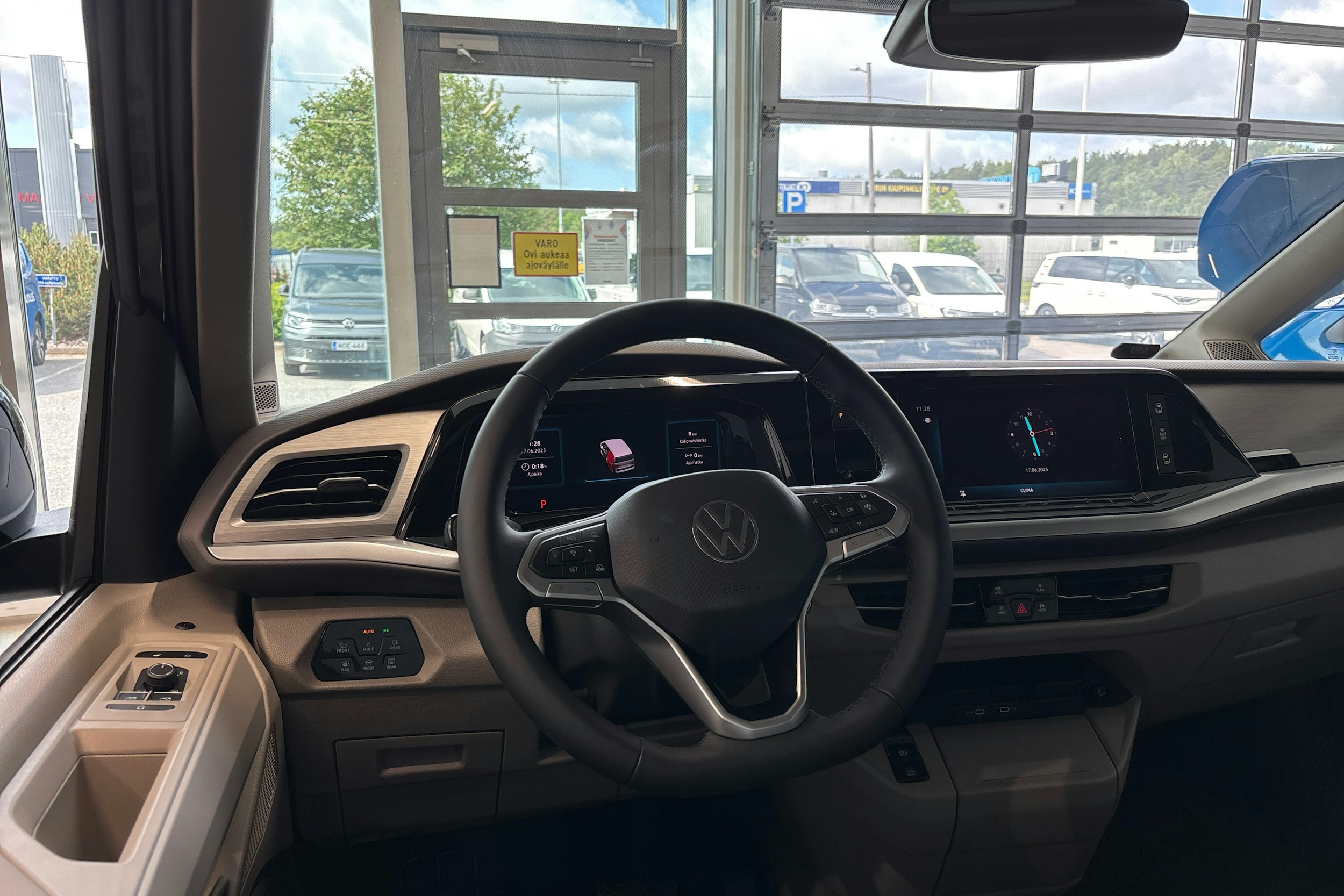 harmaa Volkswagen Multivan 2025 kuva 7.