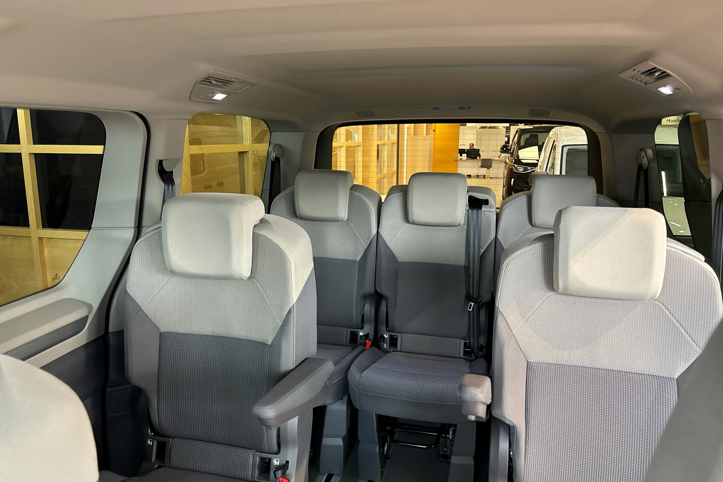 harmaa Volkswagen Multivan 2025 kuva 8.