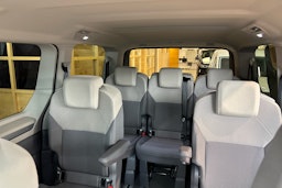 harmaa Volkswagen Multivan 2025 kuva 8.