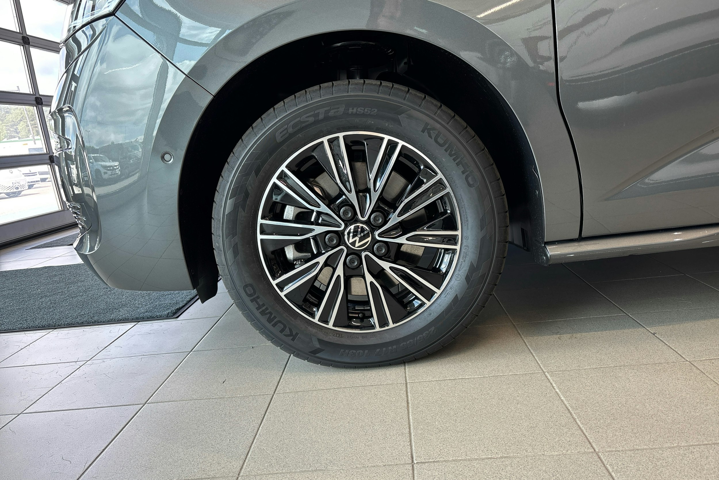 harmaa Volkswagen Multivan 2025 kuva 9.