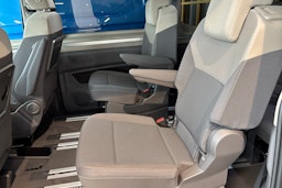 harmaa Volkswagen Multivan 2025 kuva 10.