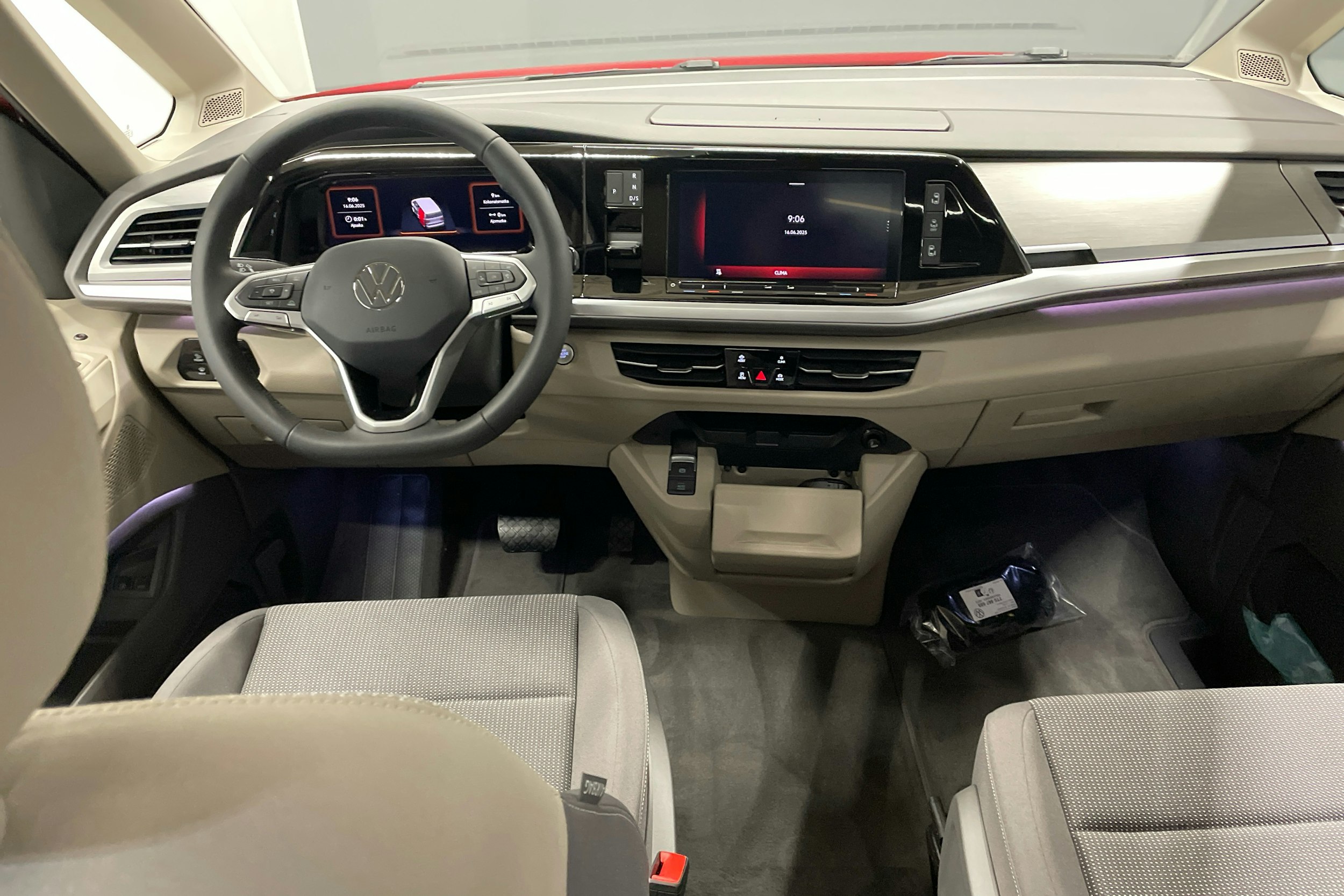 met. punainen Volkswagen Multivan 2025 kuva 7.