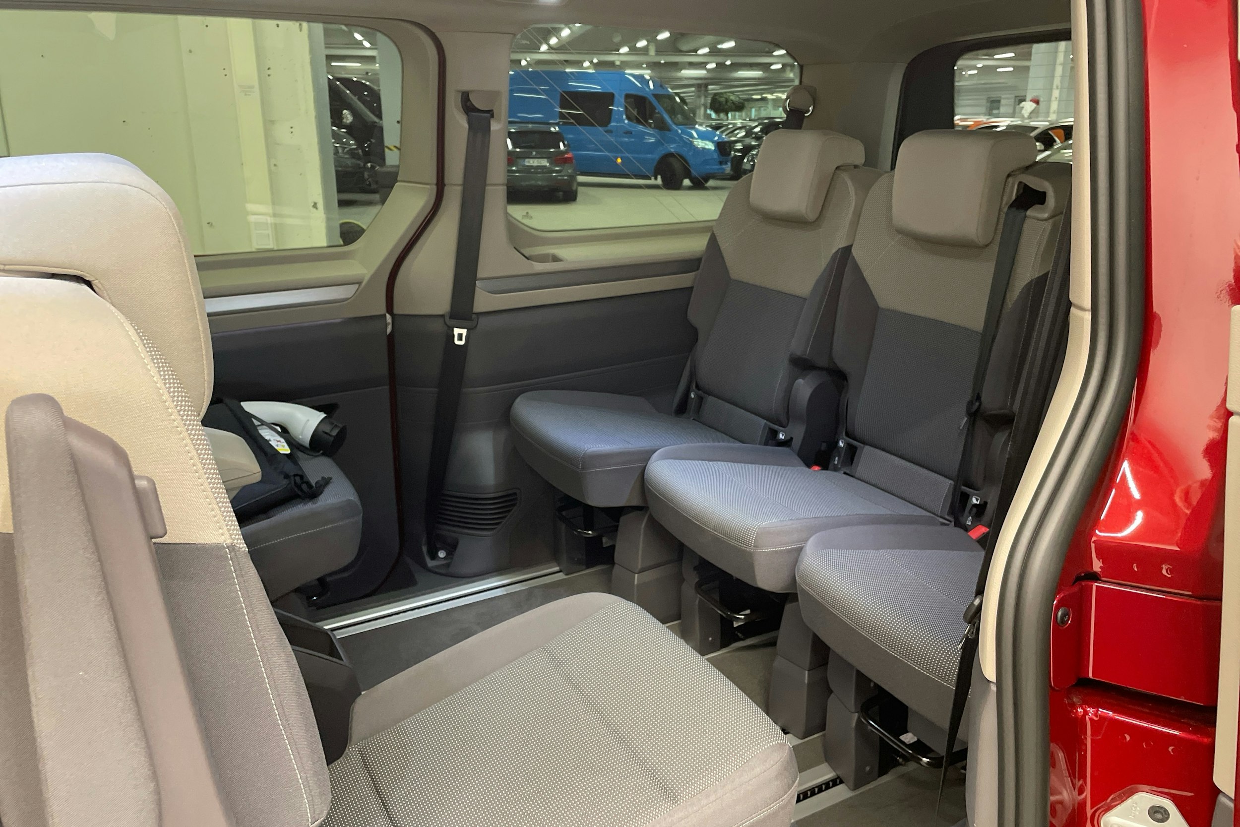 met. punainen Volkswagen Multivan 2025 kuva 8.