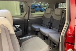 met. punainen Volkswagen Multivan 2025 kuva 8.