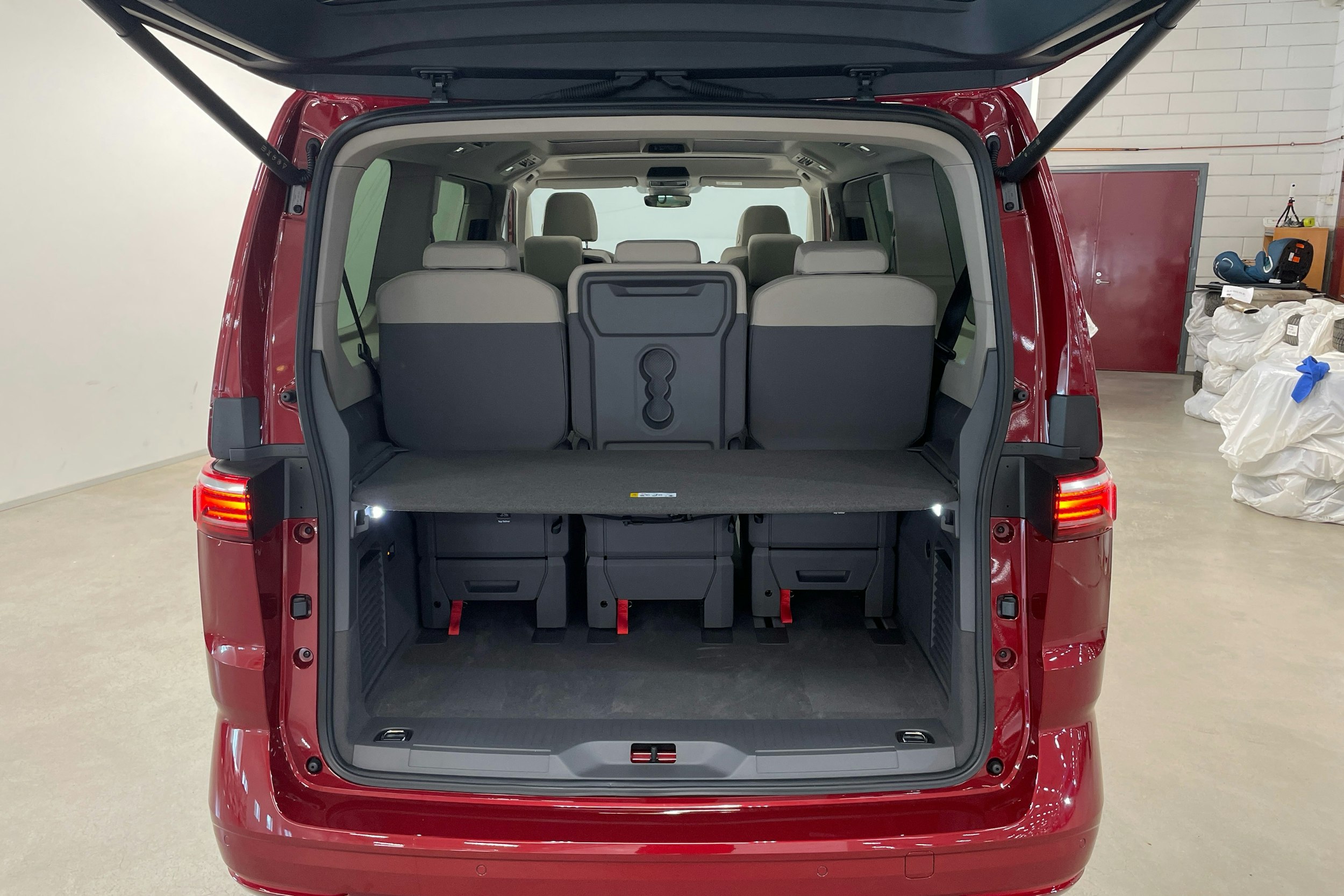 met. punainen Volkswagen Multivan 2025 kuva 10.