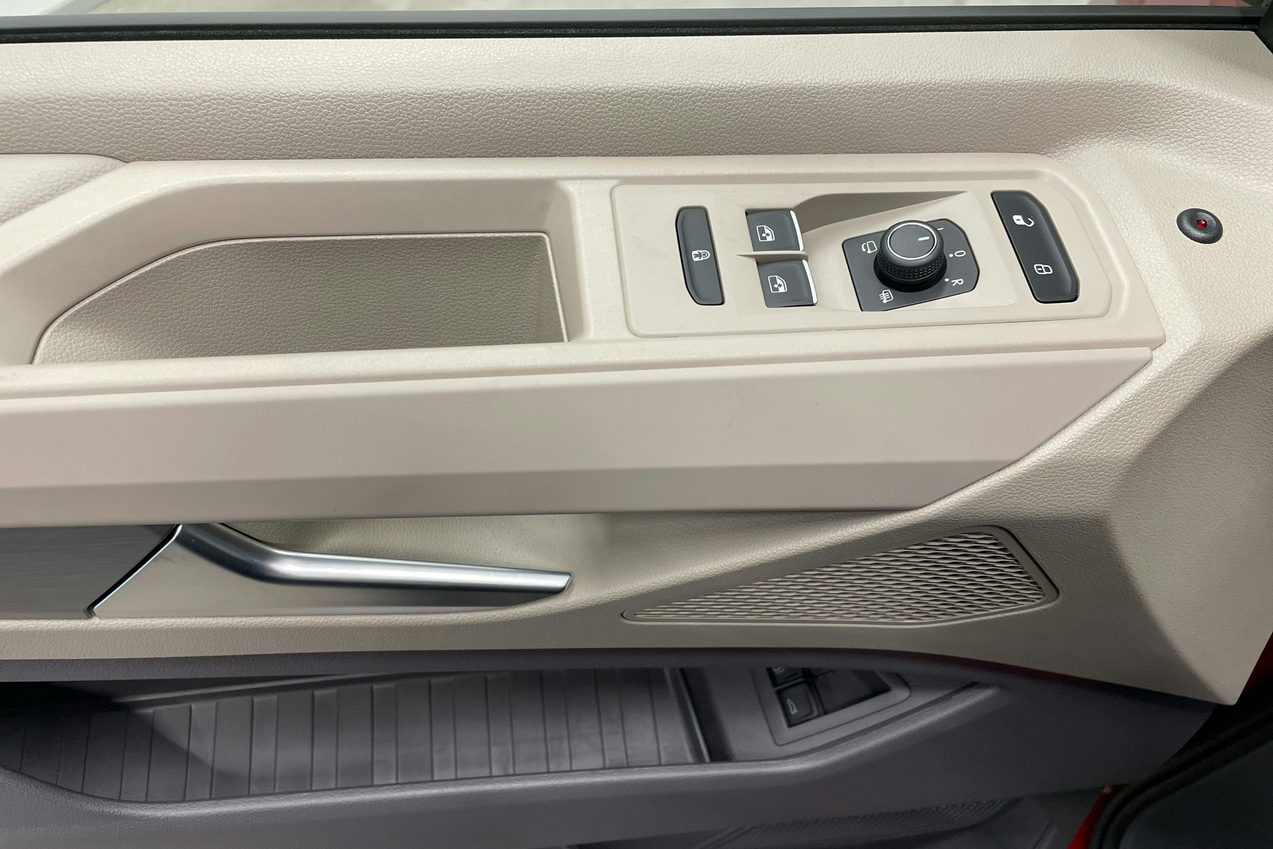 met. punainen Volkswagen Multivan 2025 kuva 11.