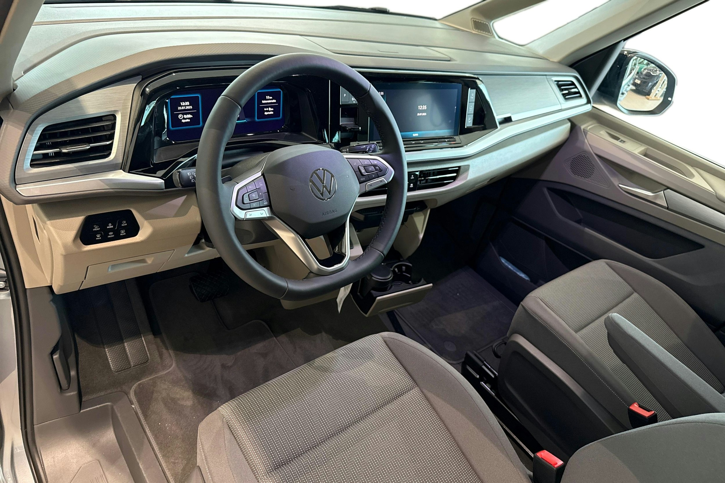 harmaa Volkswagen Multivan 2025 kuva 8.