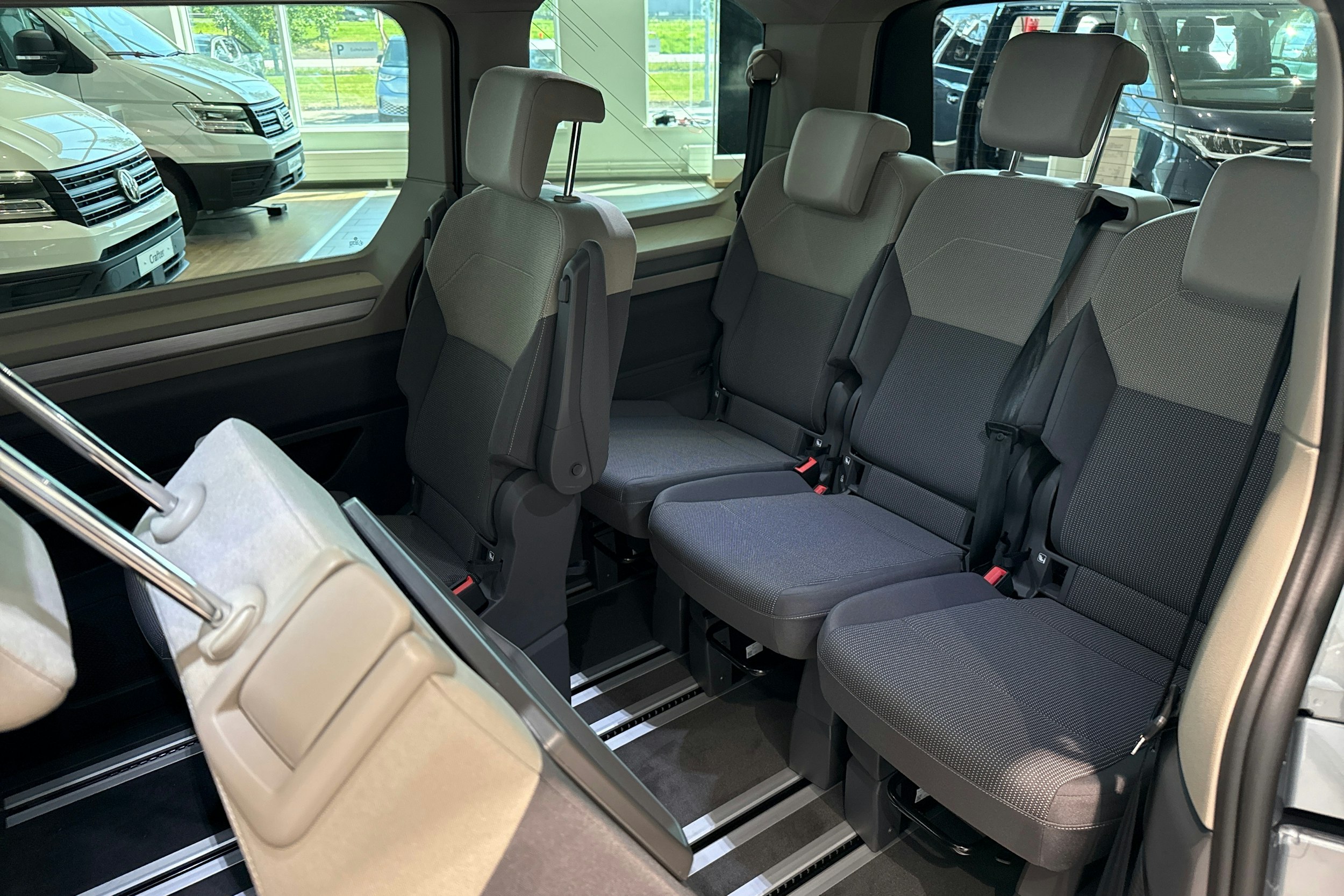 harmaa Volkswagen Multivan 2025 kuva 12.