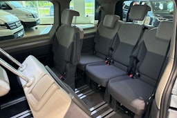 harmaa Volkswagen Multivan 2025 kuva 12.