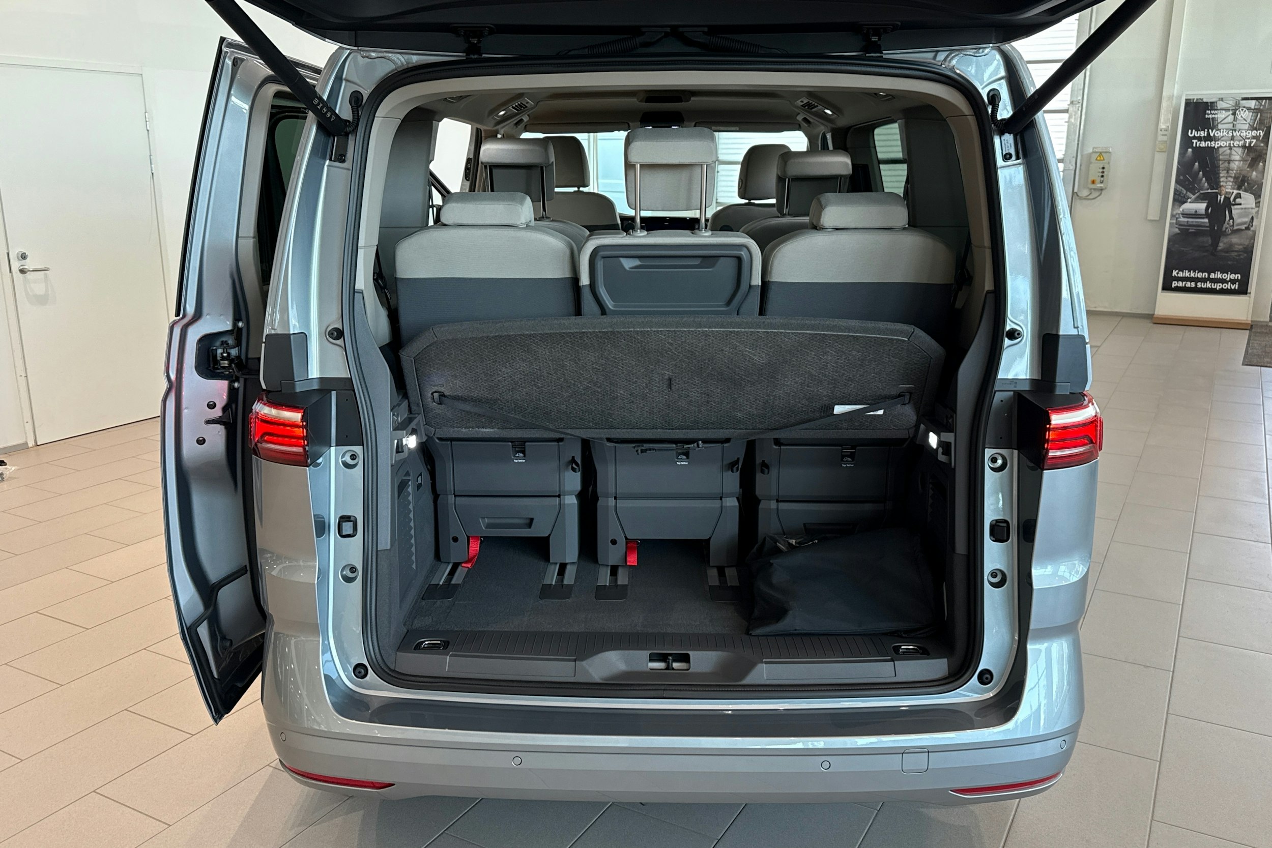 harmaa Volkswagen Multivan 2025 kuva 13.