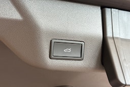 harmaa Volkswagen Multivan 2025 kuva 16.