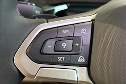 harmaa Volkswagen Multivan 2025 kuva 18.