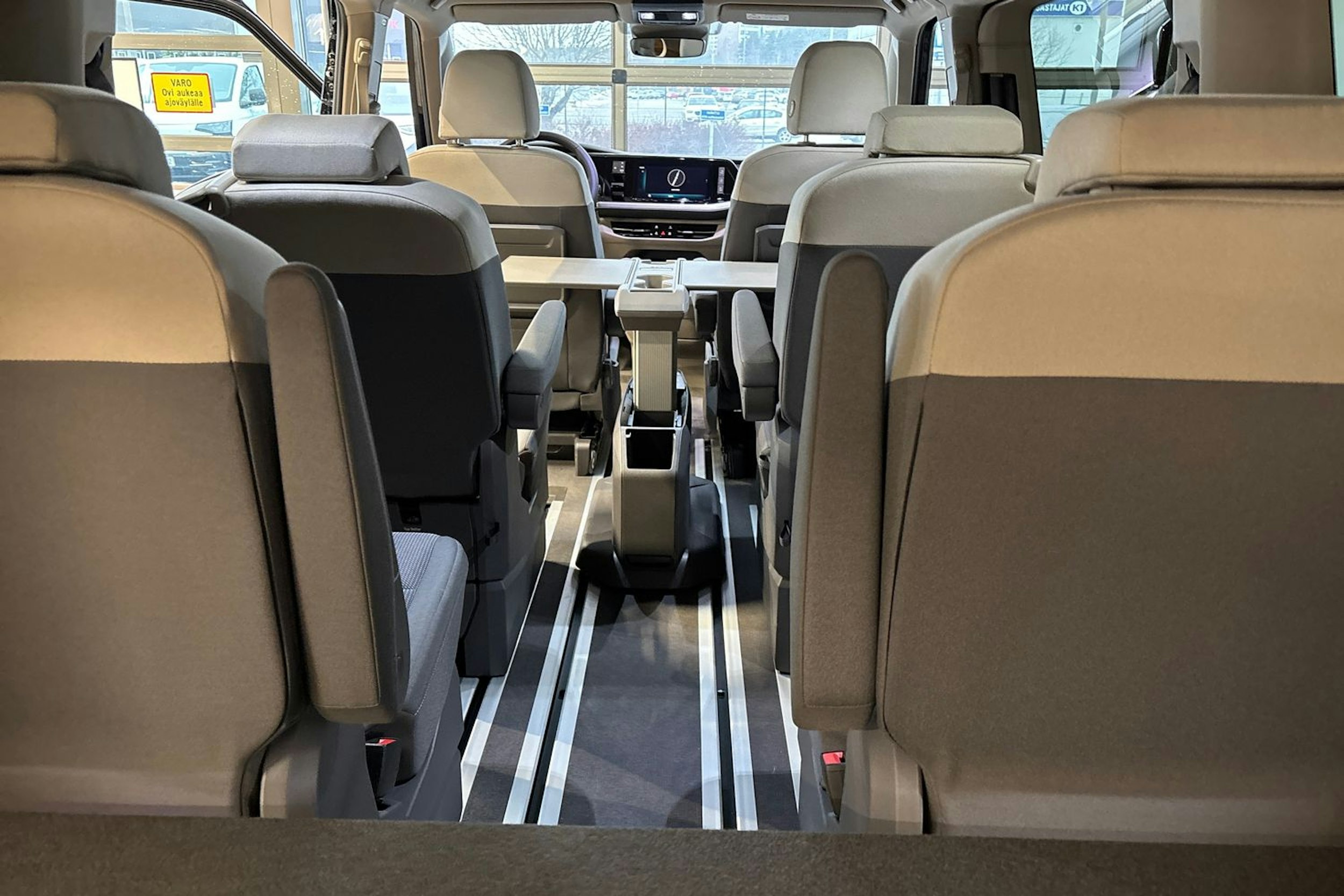 musta Volkswagen Multivan 2025 kuva 13.