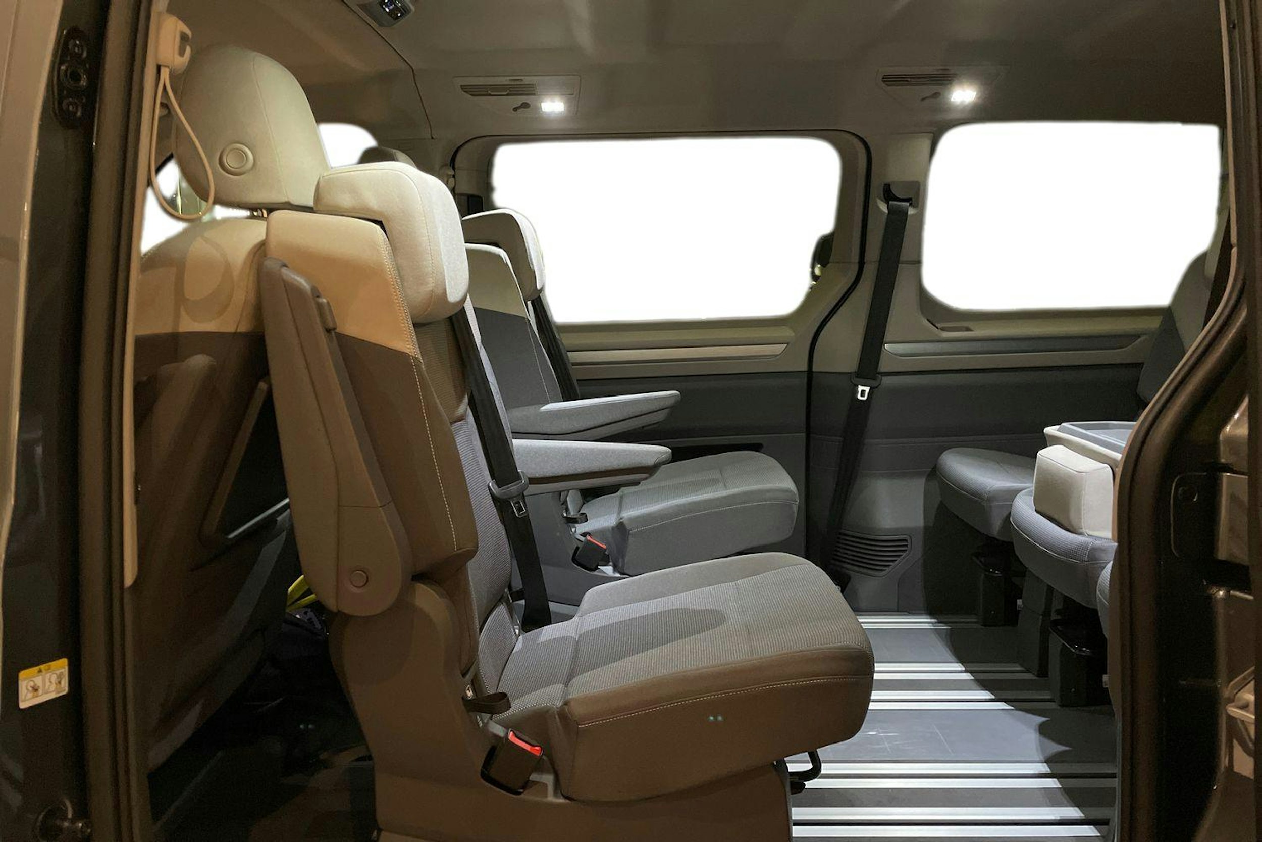 harmaa Volkswagen Multivan 2025 kuva 11.