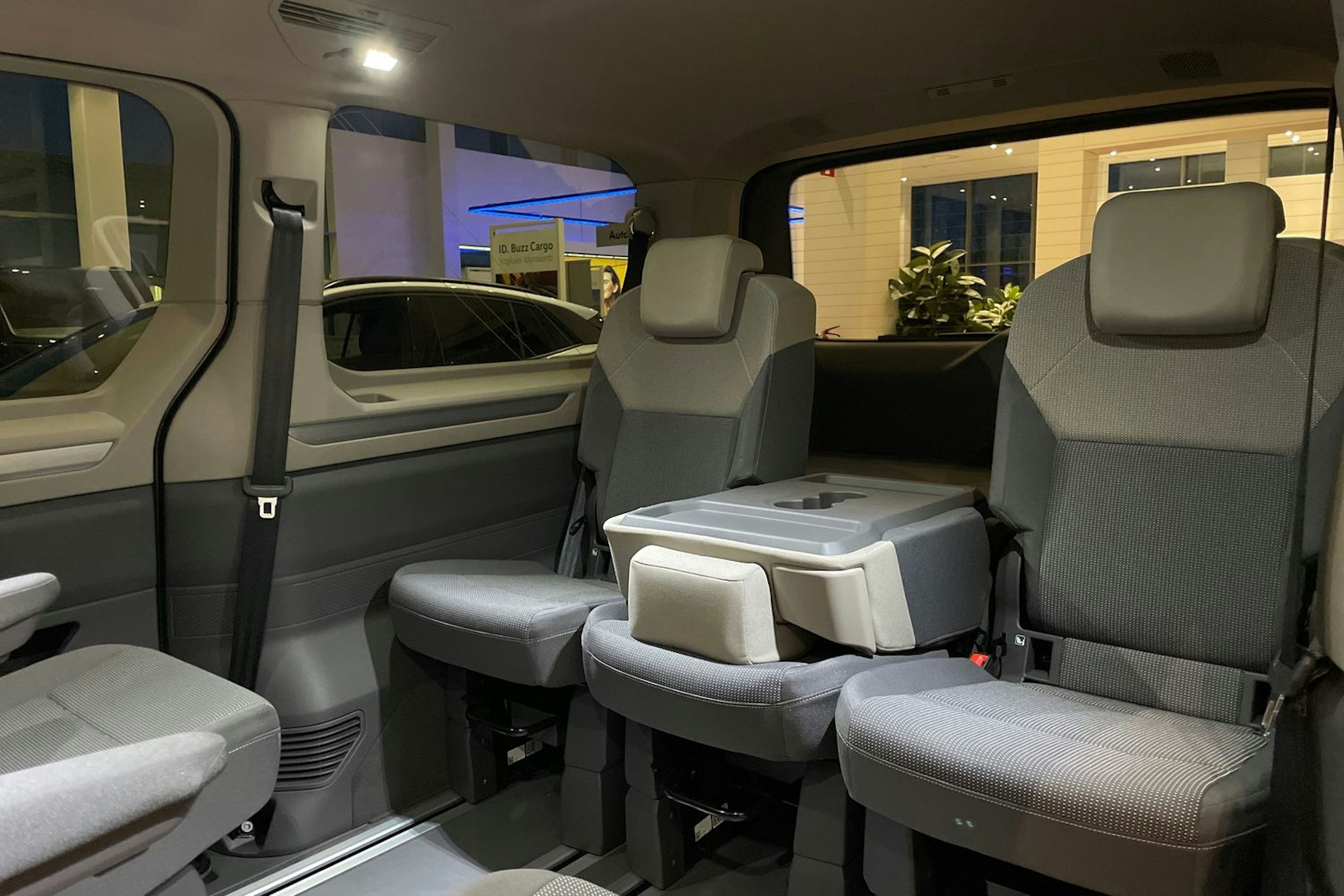 harmaa Volkswagen Multivan 2025 kuva 13.