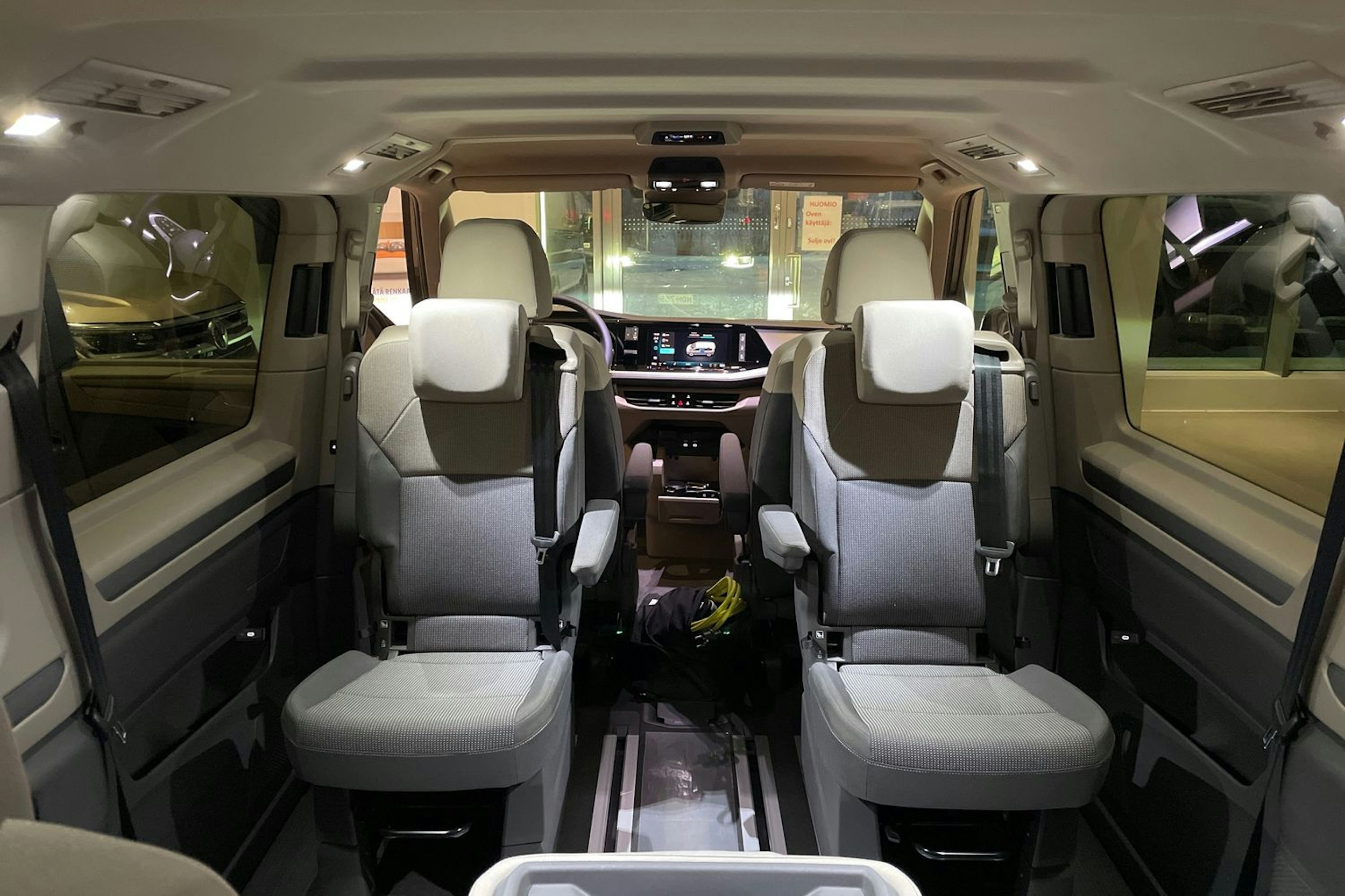 harmaa Volkswagen Multivan 2025 kuva 14.