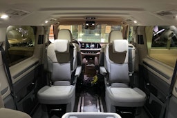 harmaa Volkswagen Multivan 2025 kuva 14.