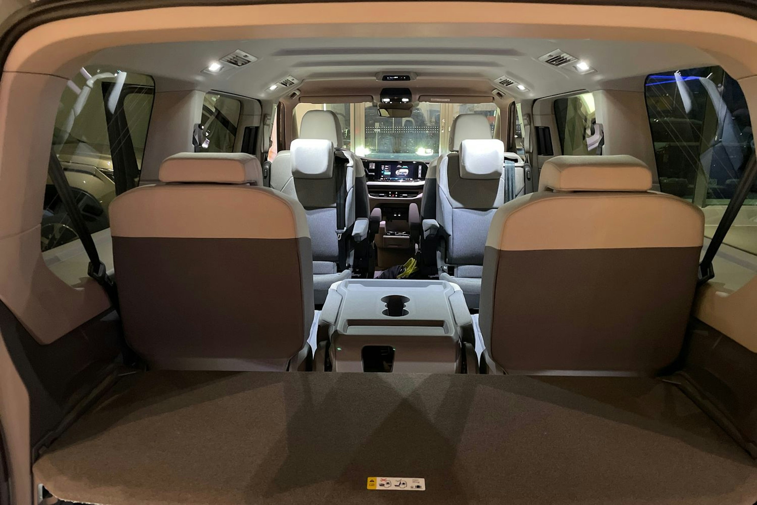 harmaa Volkswagen Multivan 2025 kuva 15.