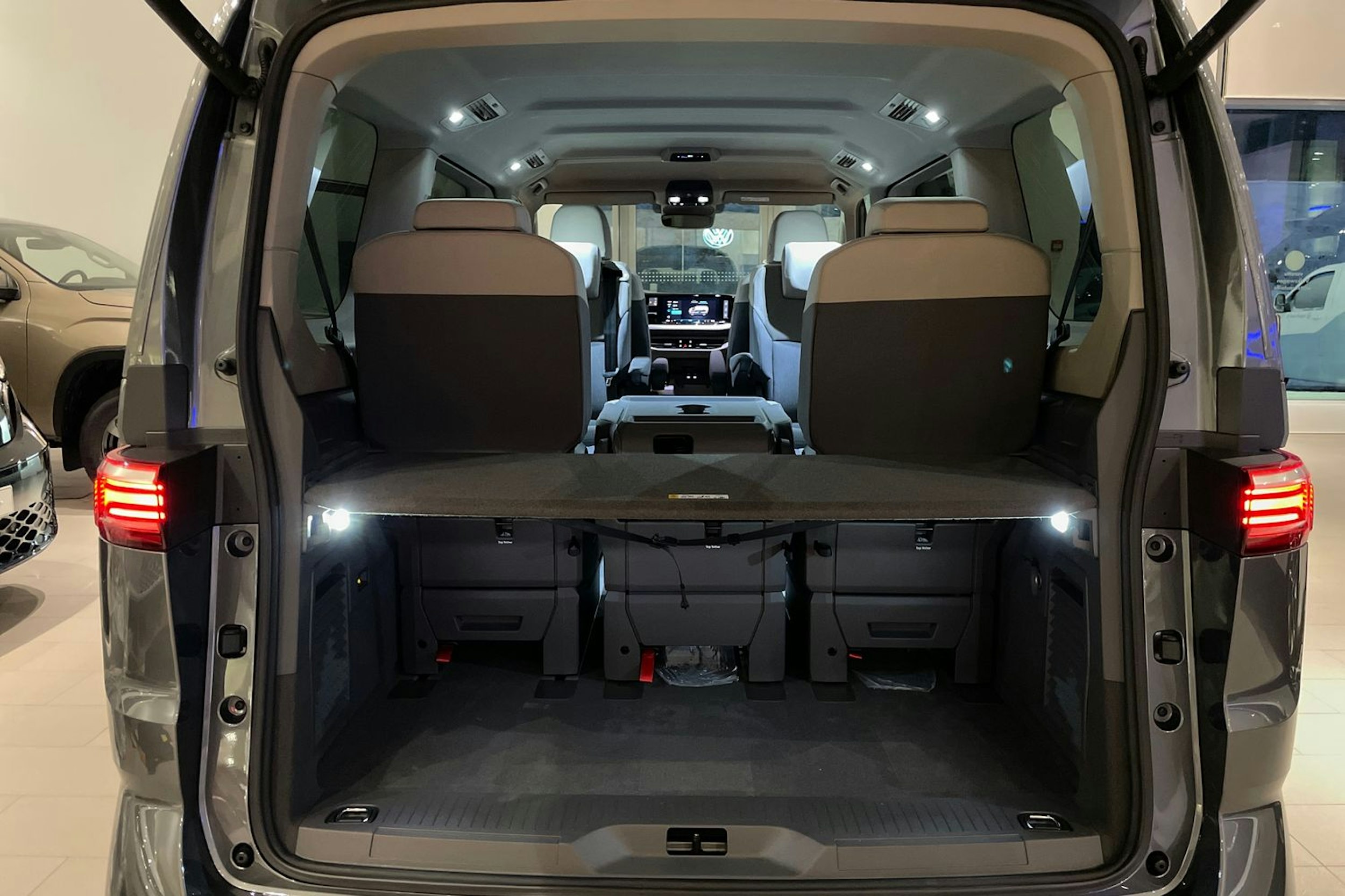 harmaa Volkswagen Multivan 2025 kuva 16.