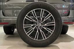 harmaa Volkswagen Multivan 2025 kuva 17.