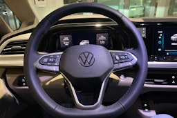 harmaa Volkswagen Multivan 2025 kuva 19.